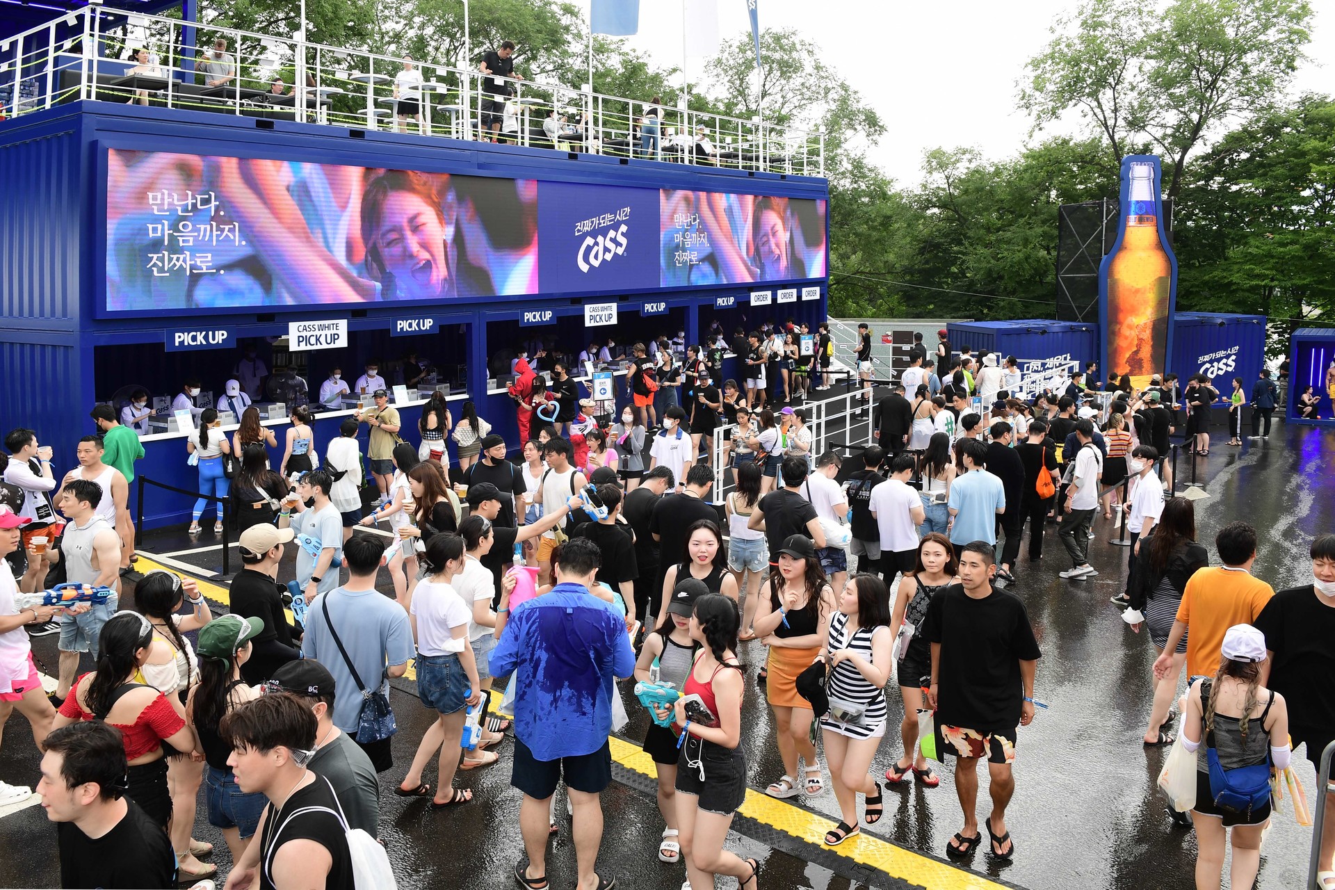 카스 페스티벌 현장에서 물 축제를 즐기며 줄 서있는 참가자들 모습