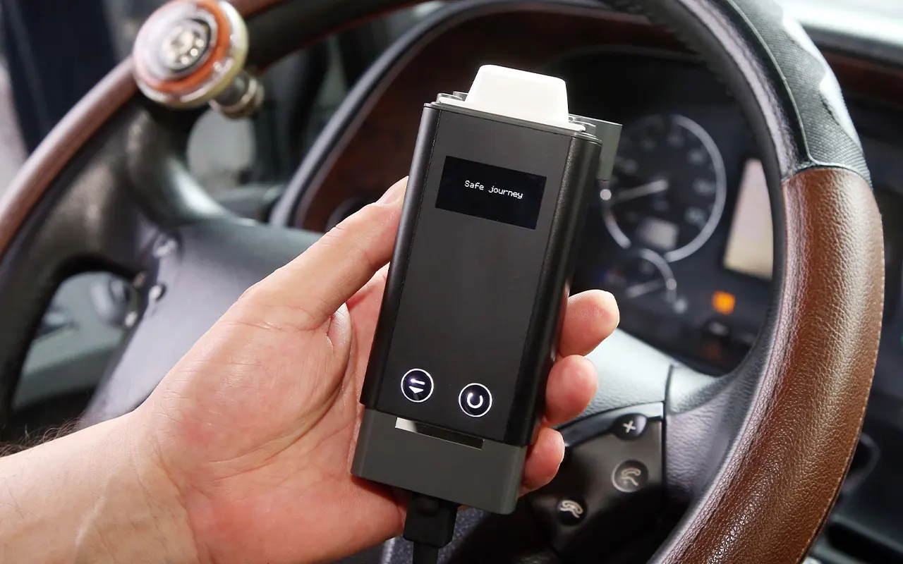 오비맥주 음주운전 방지를 위한 차량 시동 전 알코올 측정 장치 시범 운영 모습