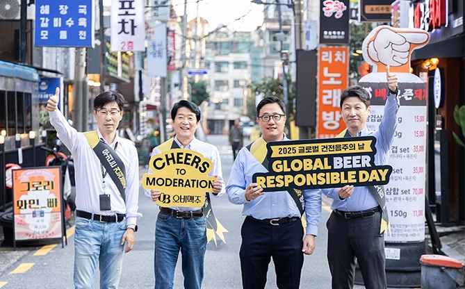 책임음주 문화 조성 캠페인으로 도심 거리에서 네 명의 남성이 ‘CHEERS TO MODERATION’과 ‘2025 글로벌 건전음주의 날 GLOBAL BEER RESPONSIBLE DAY’ 문구가 적힌 피켓을 들고 엄지를 들어 올리며 건전음주 캠페인을 홍보하는 모습이 있습니다.