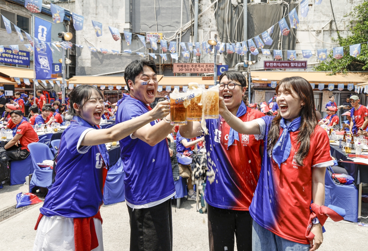 카스 뷰잉펍에서 대한민국 축구 대표팀을 응원하며 맥주잔을 부딪치는 참가자들