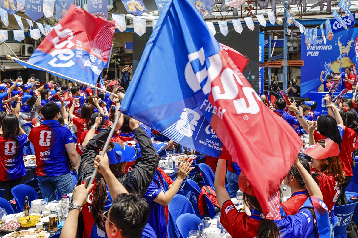 카스 뷰잉펍에서 응원 깃발을 흔들며 대한민국 축구 대표팀을 응원하는 팬들